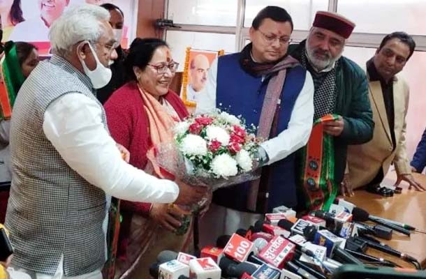 कांग्रेस से निष्कासन के बाद महिला प्रदेश अध्यक्ष सरिता आर्य ने थामा भाजपा का दामन