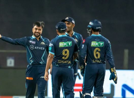 IPL 2022: लखनऊ सुपर जायंट्स पर जीत के बाद गुजरात प्लेऑफ में पहुंचने वाली पहली टीम बनी gujarat-titans