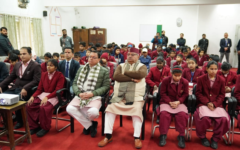 मुख्यमंत्री धामी ने बच्चों के साथ प्रधानमंत्री नरेन्द्र मोदी की  मन की बात सुनी