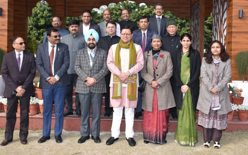 मुख्यमंत्री धामी से आज नववर्ष के अवसर पर इन अधिकारियों ने भेंट की