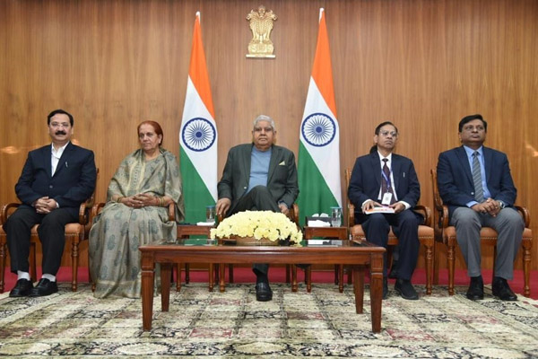 भारतीय सूचना सेवा के प्रशिक्षु अधिकारियों से मिले उपराष्ट्रपति जगदीप धनखड़