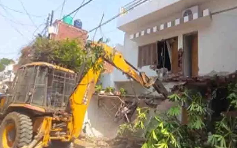 अतीक के करीबी के घर पर चला बुलडोजर