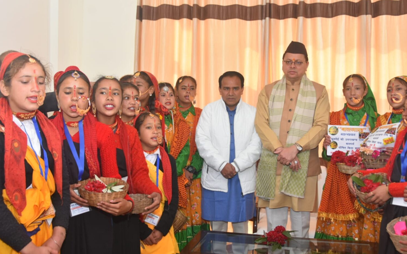बच्चों संग भराड़ीसैंण में मनाया सीएम पुष्कर सिंह धामी ने फूलदेई लोकपर्व