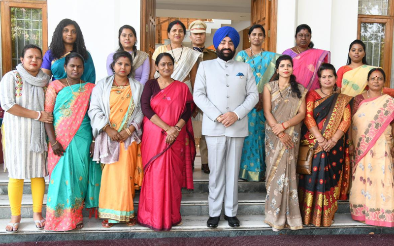 राज्यपाल लेफ्टिनेंट जनरल गुरमीत सिंह (से नि) से विभिन्न प्रदेशों से आयीं स्वयं सहायता समूह की महिलाओं ने मुलाकात की