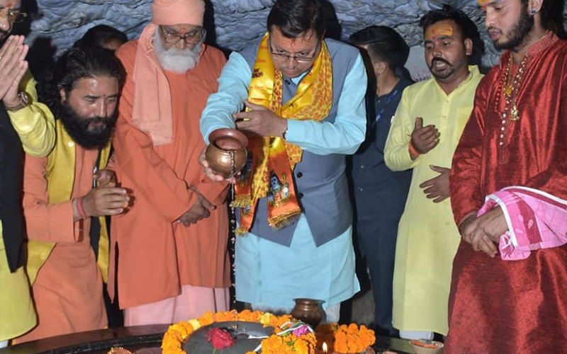 मुख्यमंत्री धामी ने आज टपकेश्वर महादेव मंदिर में पूजा-अर्चना की