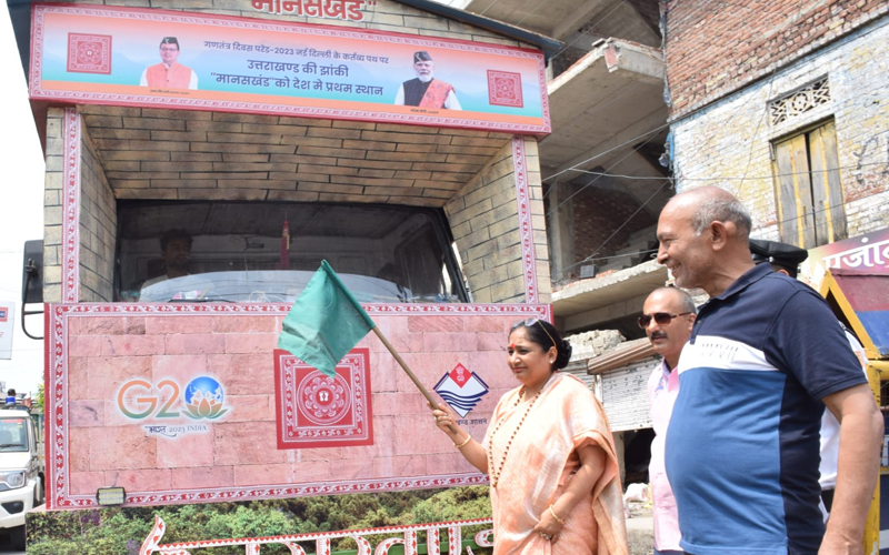 मानसखंड झांकी को कोटद्वार में विधानसभा अध्यक्ष ऋतु खंडूरी भूषण ने हरी झंडी दिखा कर रवाना किया