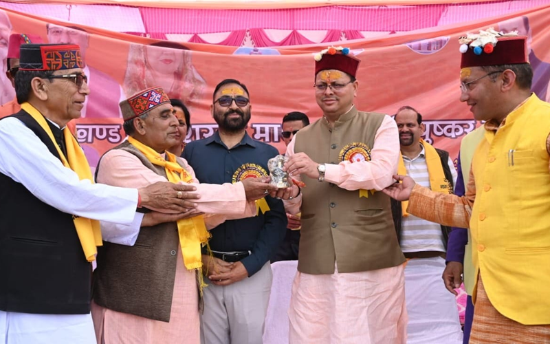 मुख्यमंत्री धामी ने आज नागदेवता मंदिर में आयोजित मूर्ति प्राण प्रतिष्ठा कार्यक्रम में प्रतिभाग किया