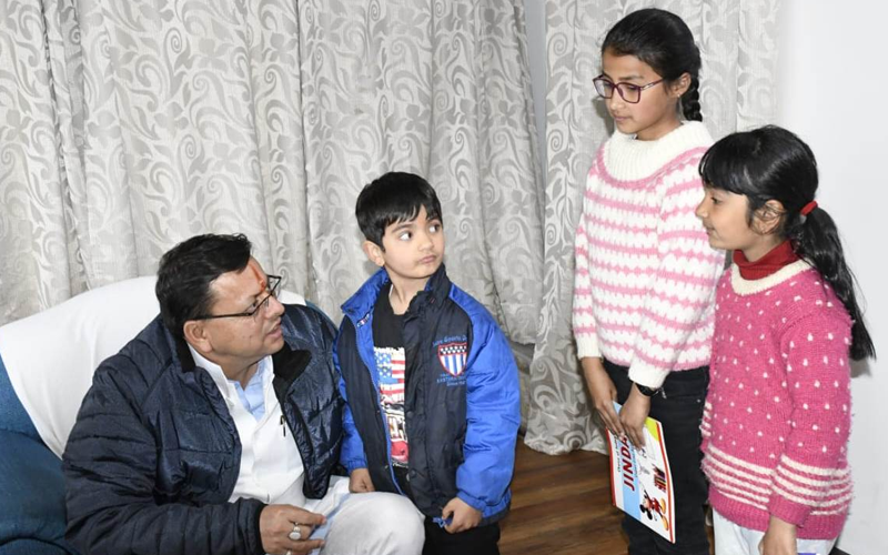 मुक्तेश्वर में सीएम से मिलने पहुँचे केवी के बच्चे,बच्चों को दिए ऑटोग्राफ