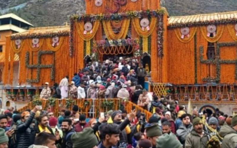 बदरीनाथ धाम के कपाट सुबह सात बजकर 10 मिनट पर आम श्रद्धालुओं के लिए खोल दिए गए