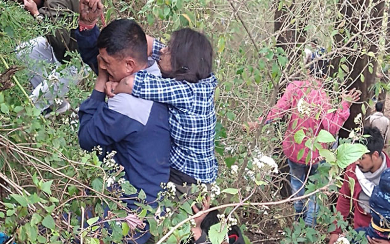 यात्रियों से भरी रोडवेज बस खाई में गिरी,तीन की मौत,37 घायल