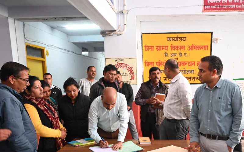 डीएम डॉ. सौरभ गहरवार ने विभिन्न कार्यालयों का किया औचक निरीक्षण,76 कर्मचारी अनुपस्थित