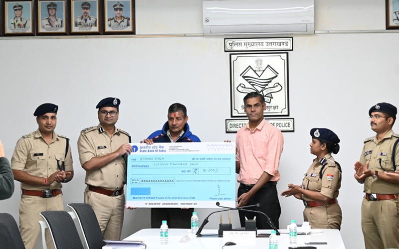 सड़क हादसे में घायलों की मदद करने वालों को पुलिस ने किया सम्मानित