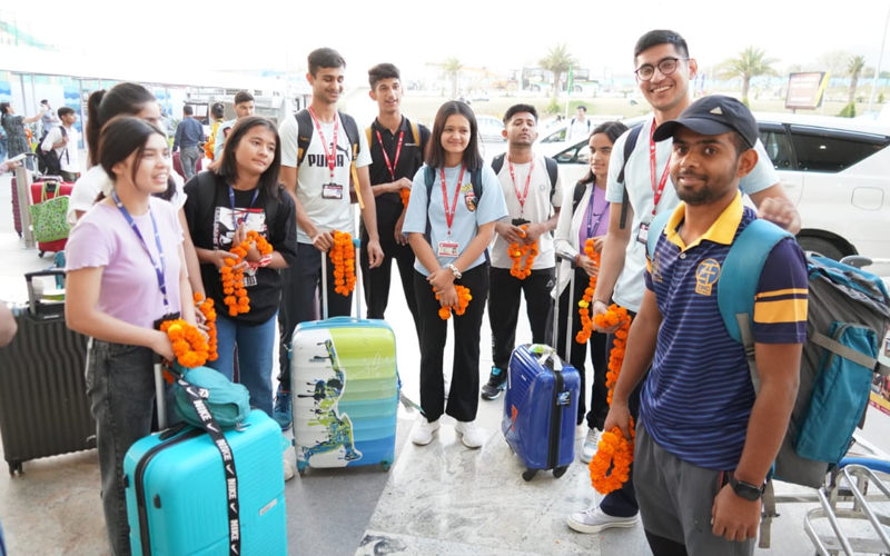 मणिपुर से छात्र-छात्राएं सकुशल लौटे देहरादून, एयरपोर्ट पर जताया सीएम धामी का आभार