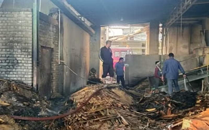 शहर से सटे रामपुर बॉर्डर के पास प्लाइवुड कंपनी में लगी आग