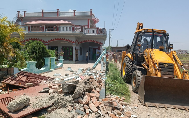 माफिया अतीक अहमद के आवास पर चला बुल्डोजर