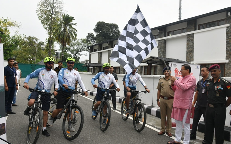 मुख्यमंत्री धामी ने MTB Cycling Expedition दल को फ्लैग ऑफ कर रवाना किया