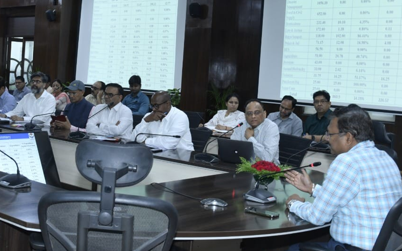 अपर मुख्य सचिव आनंद बर्द्धन ने सचिवालय में की समीक्षा बैठक