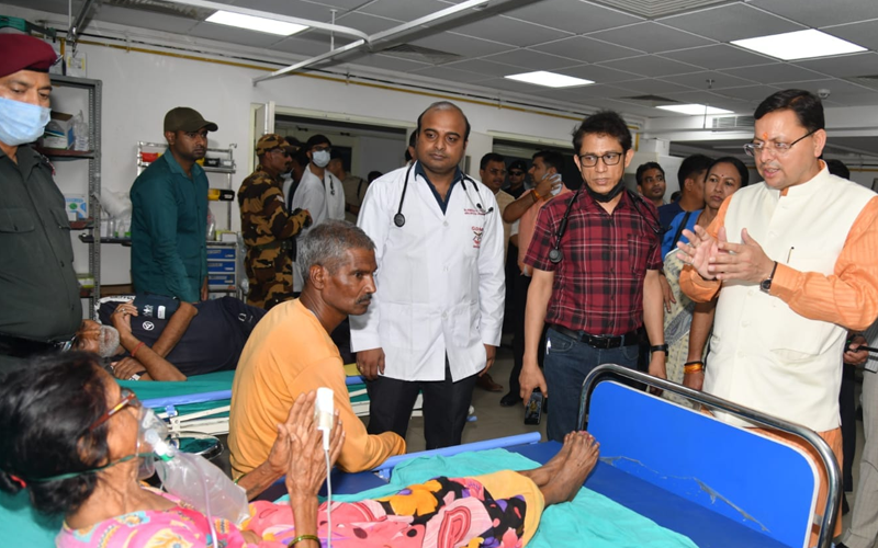 मुख्यमंत्री धामी ने चिकित्सालय का किया औचक निरीक्षण, की नाराजगी व्यक्त