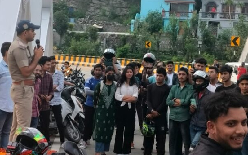 पुलिस द्वारा युवाओं को स्टंटबाजी, तेज गति से वाहन न चलाने एवं यातायात नियमों का पूणर्तः पालन करने की दी हिदायत