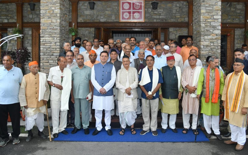 सीएम धामी ने लोकतंत्र सेनानियों को किया सम्मानित