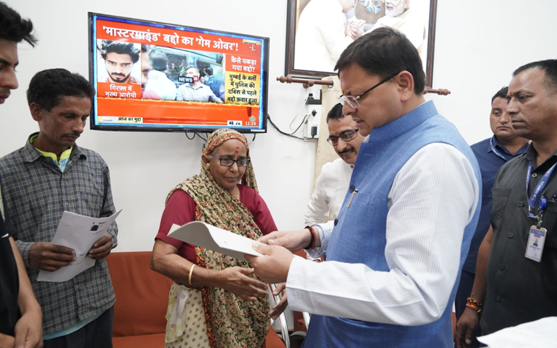 मुख्यमंत्री कैम्प कार्यालय में सीएम ने सुनीं लोगों की समस्याएं