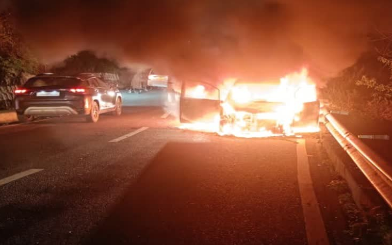 मसूरी देहरादून मार्ग कोलूखेत के पास कार में लगी आग