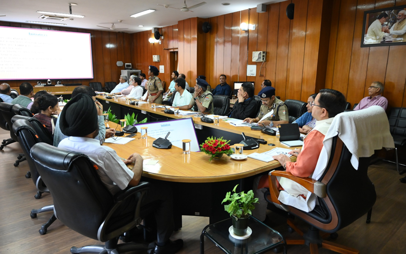 मुख्यमंत्री धामी ने आज अपराधों पर प्रभावी नियन्त्रण के उद्देश्य से समीक्षा बैठक की