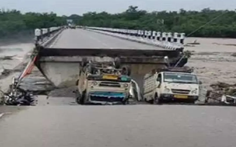 बड़ी खबर – भारी बारिश से कोटद्वार में तबाही, मालन पुल टूटा