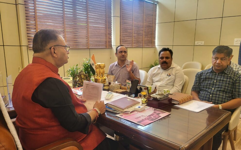 मंत्री गणेश जोशी ने अधिकारियों के साथ की समीक्षा बैठक