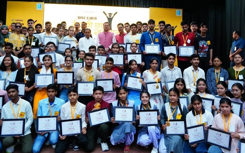 मुख्यमंत्री धामी ने मेधावी छात्र-छात्राओं को किया सम्मानित