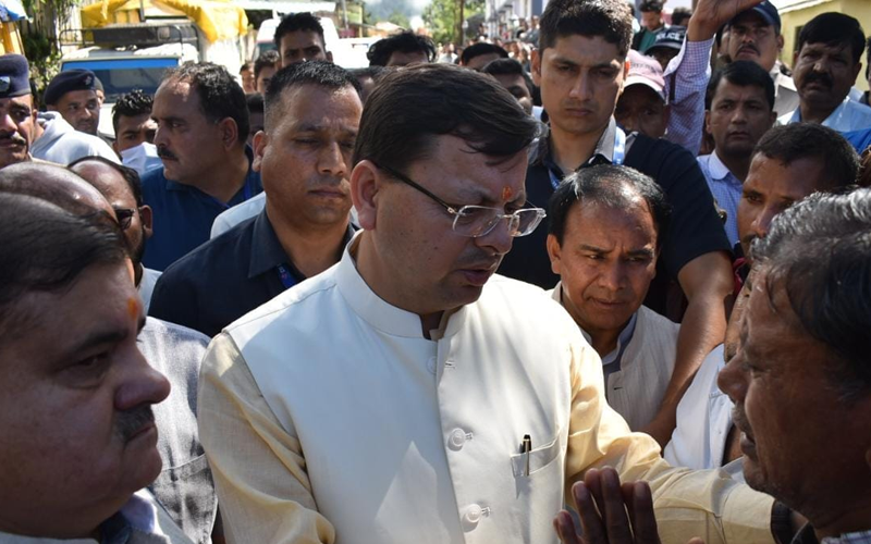 मुख्यमंत्री धामी ने हताहत लोगों के परिजनों से की मुलाकात,नजर आए भावुक