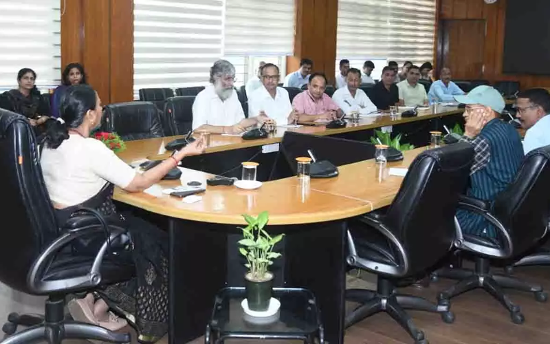 मुख्यमंत्री के निर्देश पर अपर मुख्य सचिव राधा रतूड़ी ने मुख्यमंत्री कार्यालय के अधिकारियों की बैठक ली