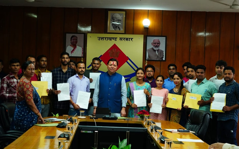 मुख्यमंत्री धामी ने उच्च शिक्षा विभाग के अन्तर्गत चयनित 17 अभ्यर्थियों को नियुक्ति पत्र प्रदान किये