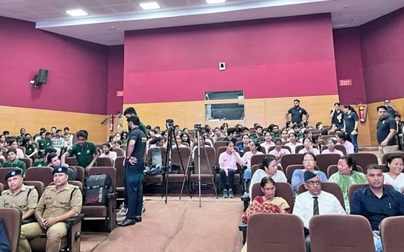 आज शहीदों के परिजनों और पुलिसकर्मियों का सम्मान