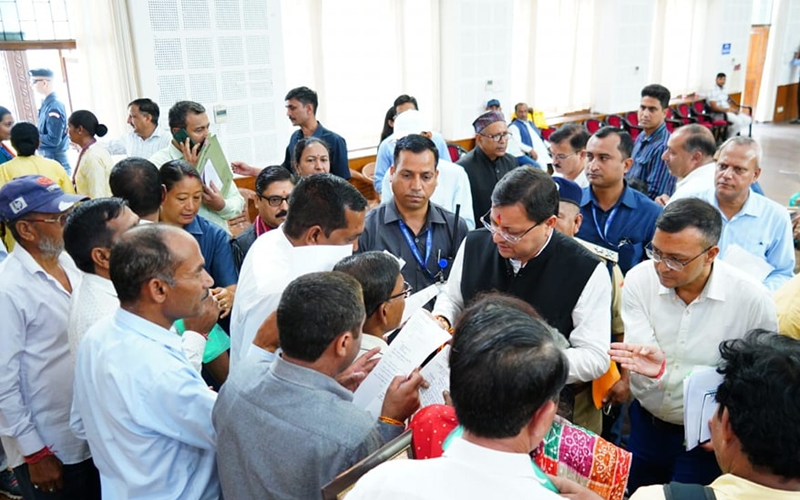 मुख्यमंत्री धामी ने आज मुख्यमंत्री आवास में प्रदेशभर से आए लोगों की समस्याएं सुनी