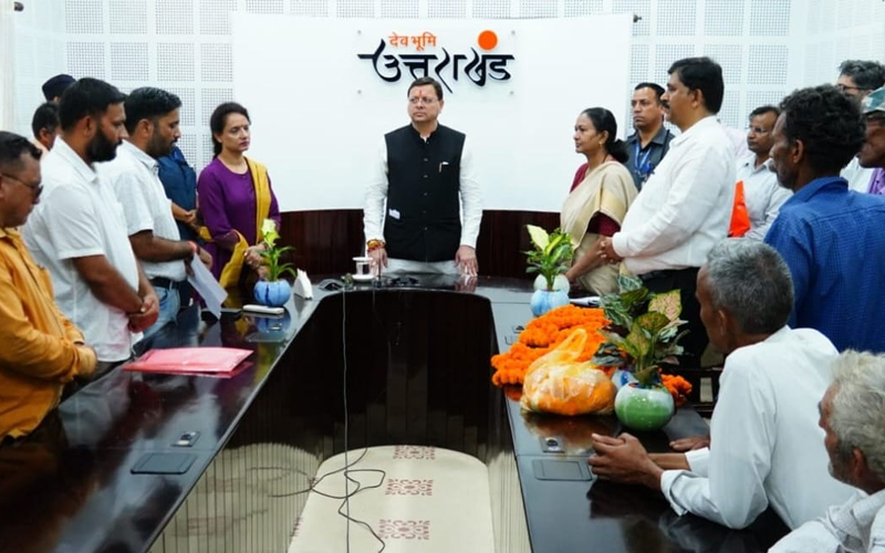 मुख्यमंत्री धामी ने 11 लाख 88 हजार 70 रूपये के चेक प्रदान किए