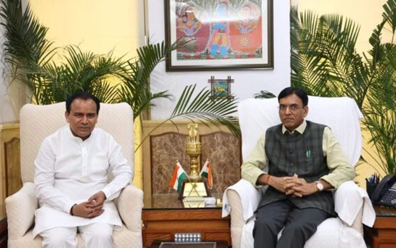 केन्द्रीय स्वास्थ्य मंत्री डॉ. मनसुख मंडाविया से मिले कैबिनेट मंत्री डॉ. रावत