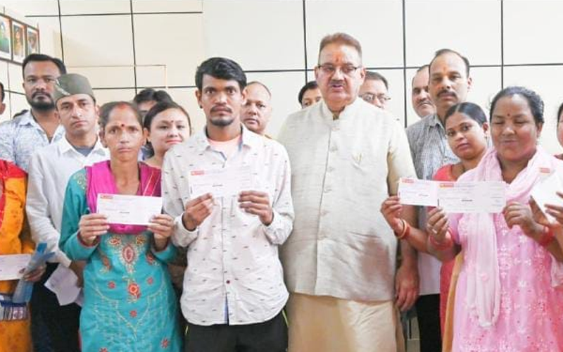 कैबिनेट मंत्री गणेश जोशी ने 14 परिवारों को सहायता राशि के चैक किए वितरित