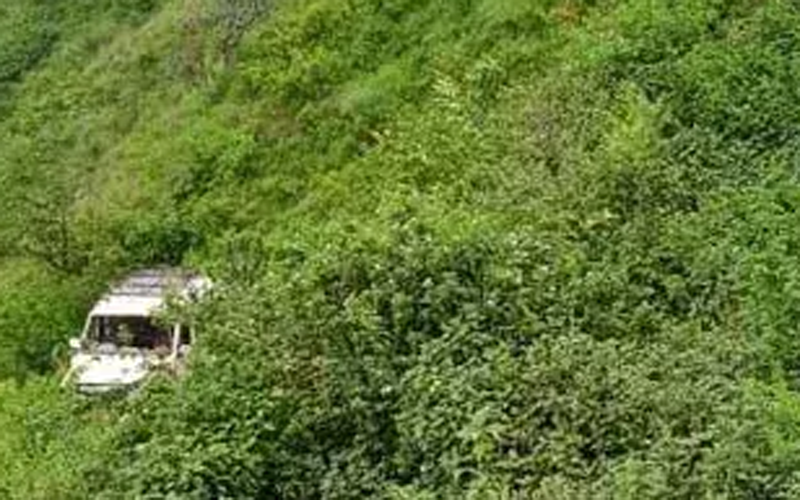 पौड़ी के कल्जीखाल ब्लॉक के खाई में गिरा मैक्स