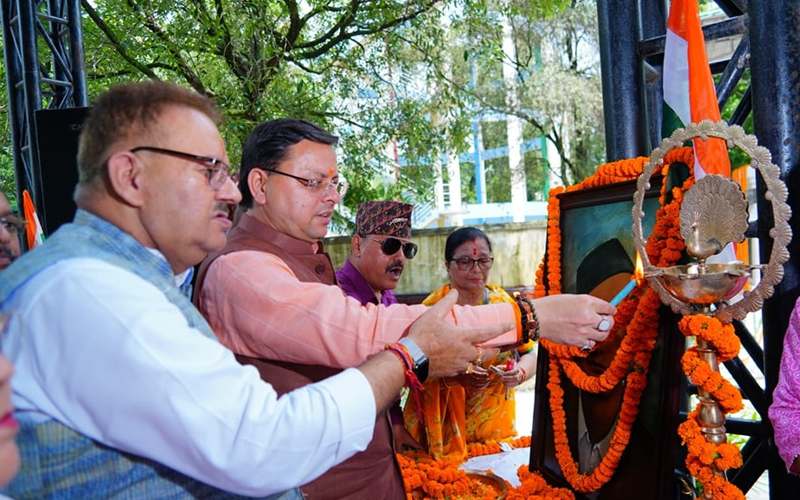 मुख्यमंत्री धामी ने शहीद मेजर दुर्गा मल्ल की प्रतिमा पर श्रद्धांजलि दी