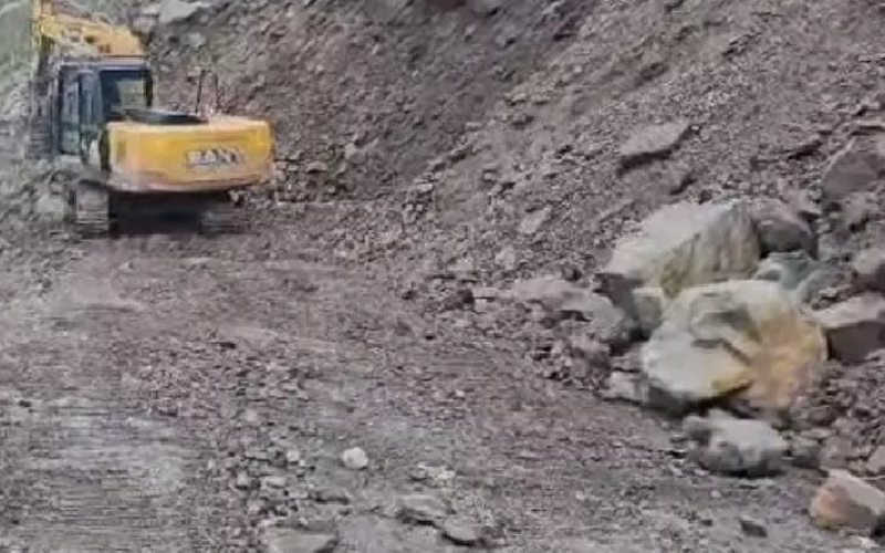 ऋषिकेश गंगोत्री हाईवे तीसरे दिन भी बंद