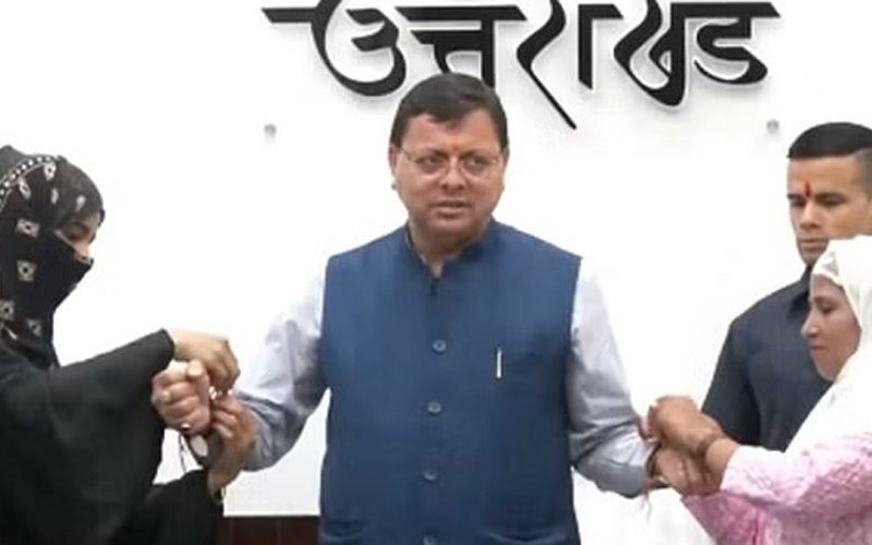 महिला प्रतिनिधिमंडल ने सीएम धामी की कलाई पर बांधी राखी