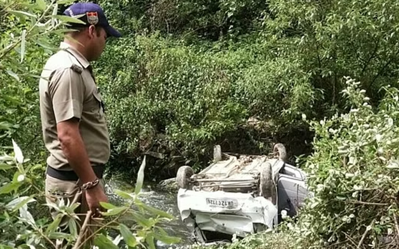 कोटद्वार में कार खाई में गिरने से एक की मौत