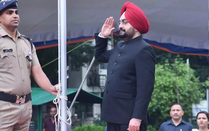 मुख्य सचिव डॉ. एसएस संधु ने सचिवालय में ध्वजारोहण किया