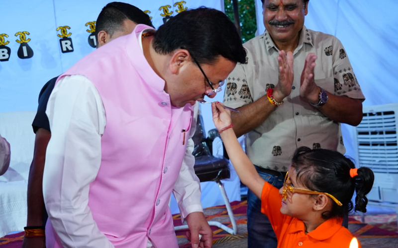 मुख्यमंत्री धामी ने अपने जन्मदिन की पूर्व संध्या पर बच्चों के साथ बिताया समय