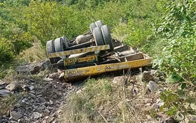 जेसीबी लदा ट्रेलर वाहन गहरी खाई में गिरा