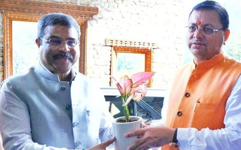 मुख्यमंत्री धामी से आज केंद्रीय शिक्षा मंत्री धर्मेंद्र प्रधान ने शिष्टाचार भेंट की