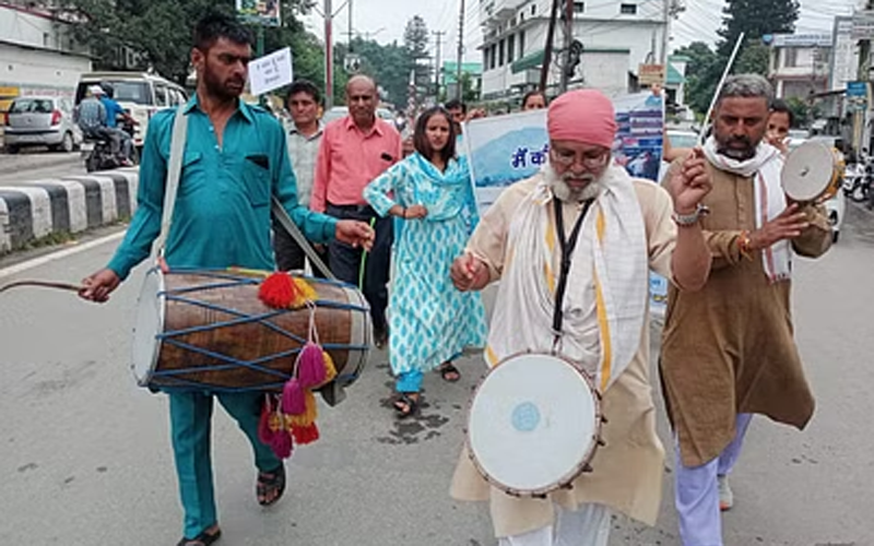 पद्मभूषण डॉ. अनिल जोशी ने निकाली जागरूकता रैली