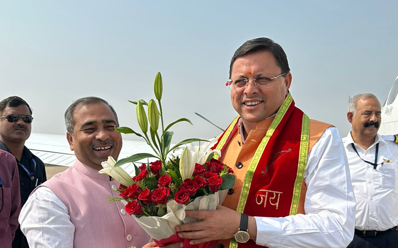 सीएम धामी का लखनऊ पहुंचने पर भव्य स्वागत