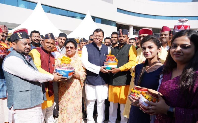 मुख्यमंत्री पुष्कर सिंह धामी ने शनिवार को हिमालयन संस्कृति केन्द्र, निम्बूवाला, गढ़ी कैंट में ‘मेरी माटी मेरा देश’ कार्यक्रम के अन्तर्गत राज्य स्तरीय ‘अमृत कलश यात्रा’ में प्रतिभाग किया।